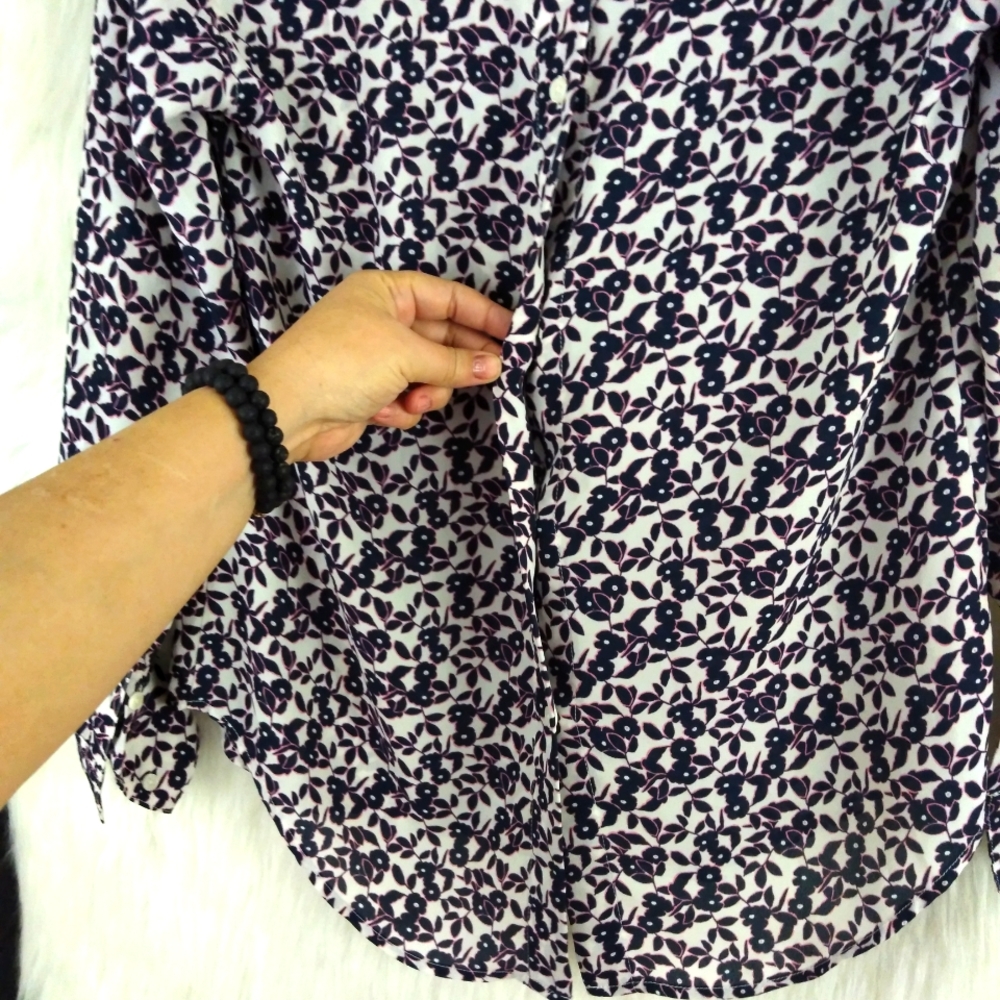 Banana Republic Boyfriend Fit V Neck Floral Top Size XS - Picture 8 of 9